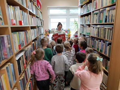 Pierwsza wizyta pięciolatków w bibliotece