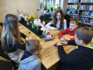 Radość dzieci w bibliotece – gry zręcznościowe i wspólne układanie puzzli