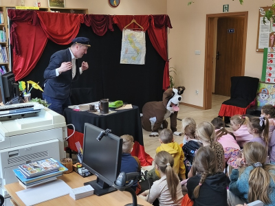 „O psie, który jeździł koleją” – o niezwykłej przyjaźni na scenie biblioteki