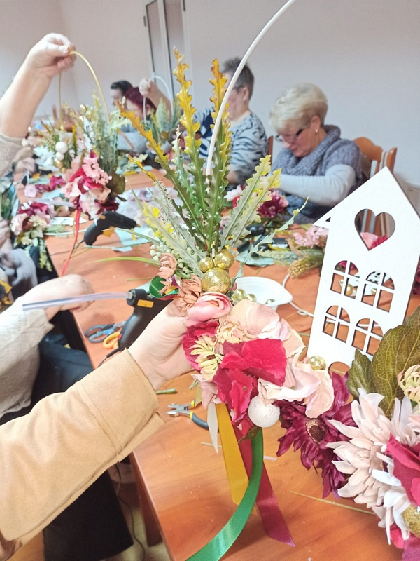 Relacja z warsztatów bożonarodzeniowych pn. „Zimowy wianek na kole”