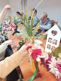 Relacja z warsztatów bożonarodzeniowych pn. „Zimowy wianek na kole”