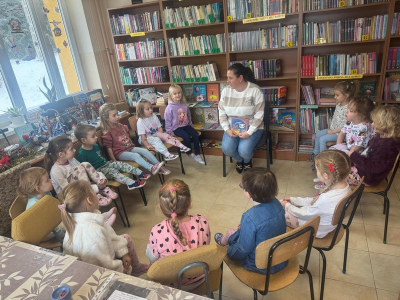 „Kicia Kocia w bibliotece” – wizyta przedszkolaków