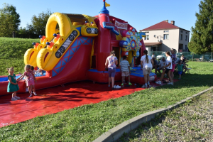Dostawa dmuchanego placu zabaw wraz z plandeką