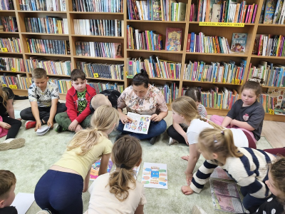 „Czytanie na dywanie” w bibliotece w Cieszacinie Wielkim